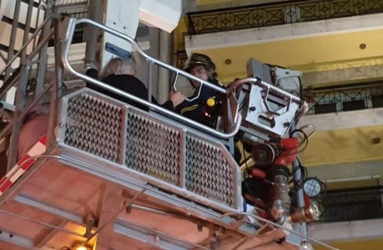 Ξέσπασε φωτιά σε διαμέρισμα της Θεσσαλονίκης – Η στιγμή του απεγκλωβισμού (βίντεο)